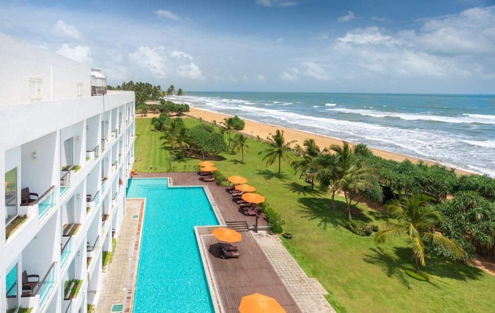 Citrus Waskaduwa piekrastes skats ar baseinu un pludmali