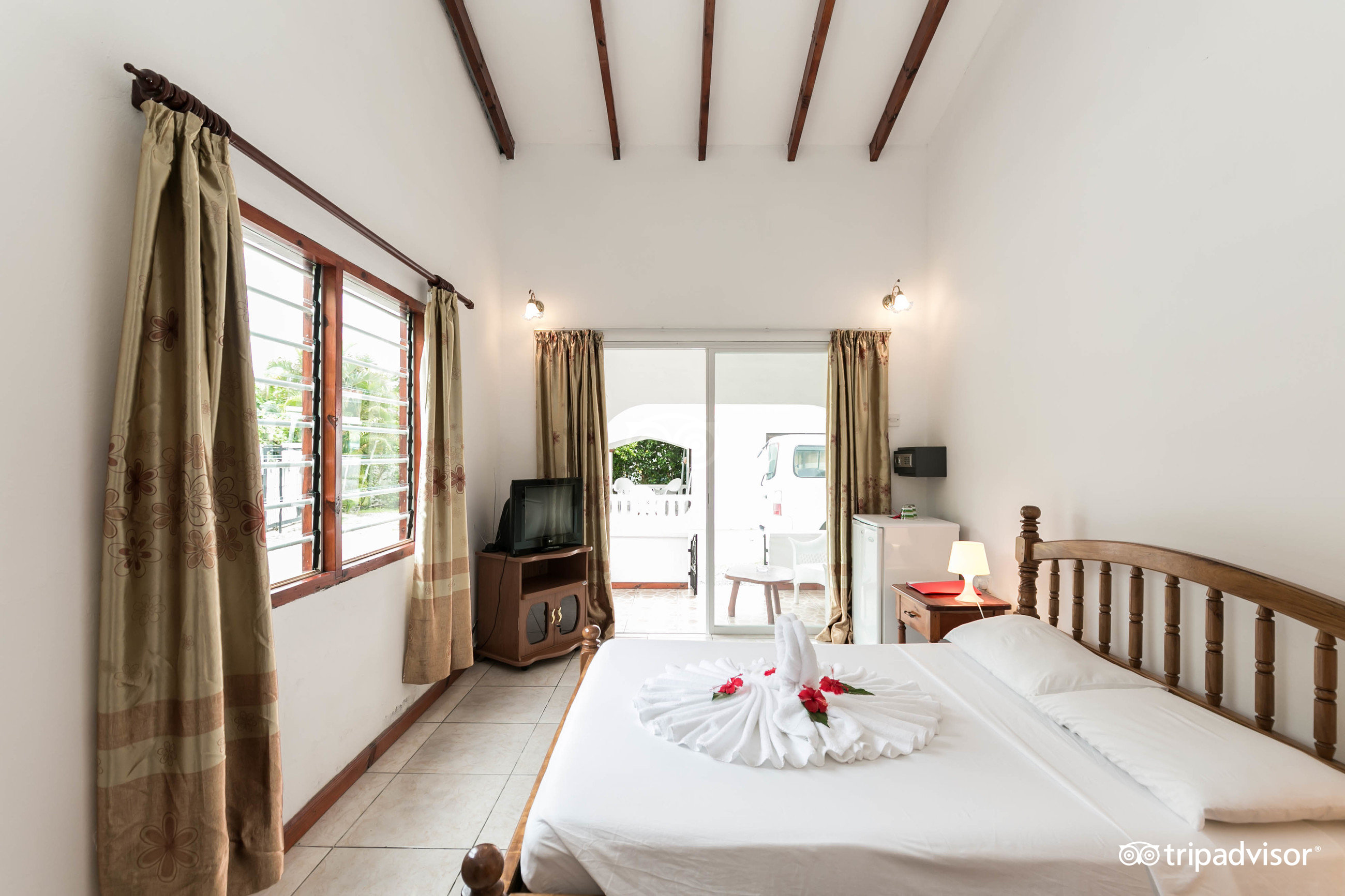 Casadani viesnīcas gaišs numurs ar balkonu un dekorētu gultu.