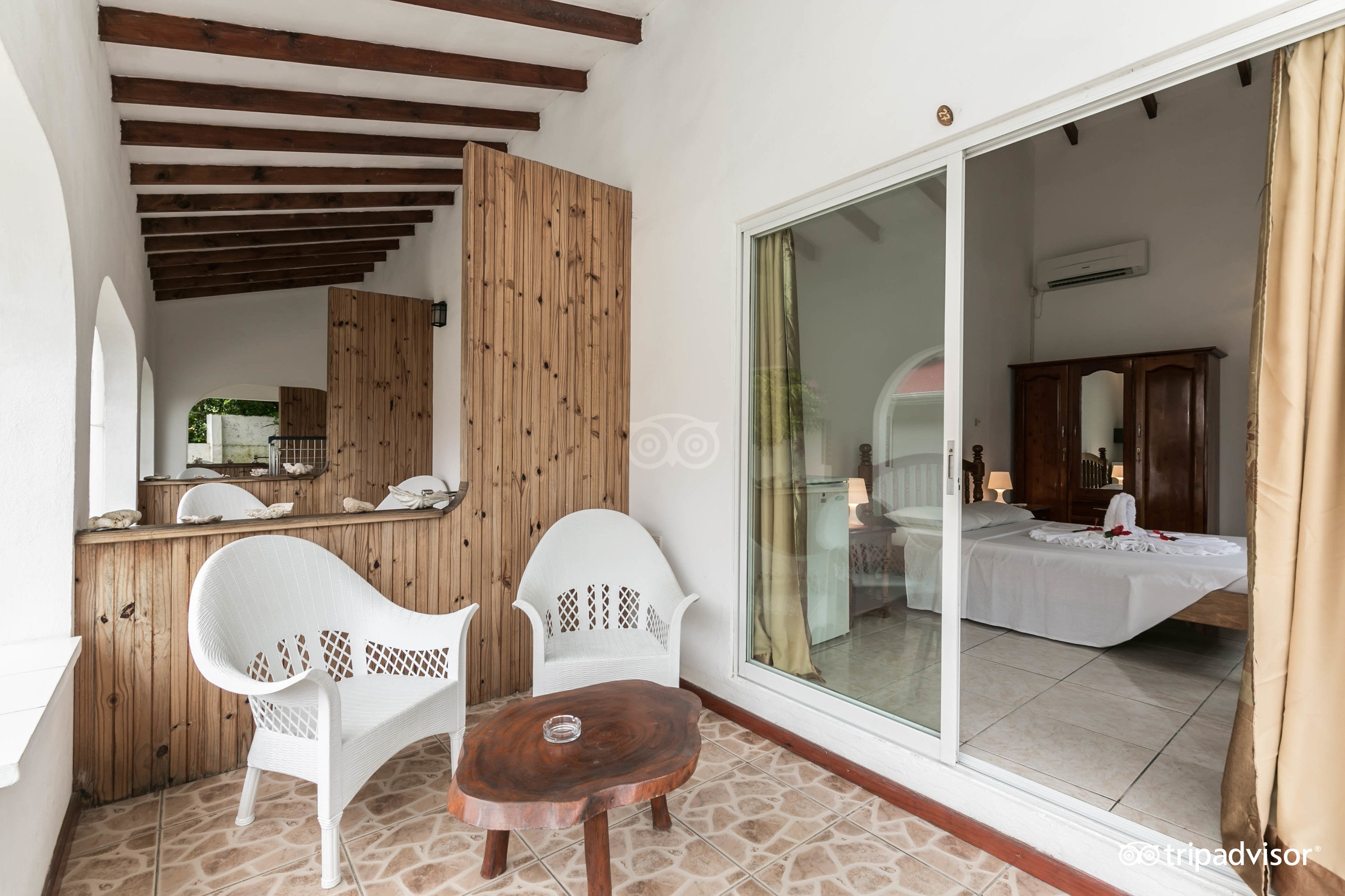 Casadani viesnīcas numurs ar privātu terasi un skatu uz dārzu.