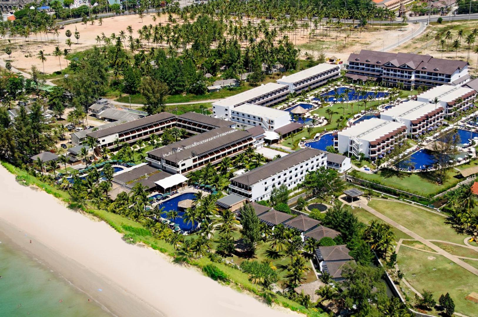 Sunwing Resort Kamala Beach viesnīcas panorāmas skats no putna lidojuma Puketas piekrastē — plaša teritorija ar baseiniem, dārzu un smilšu pludmali