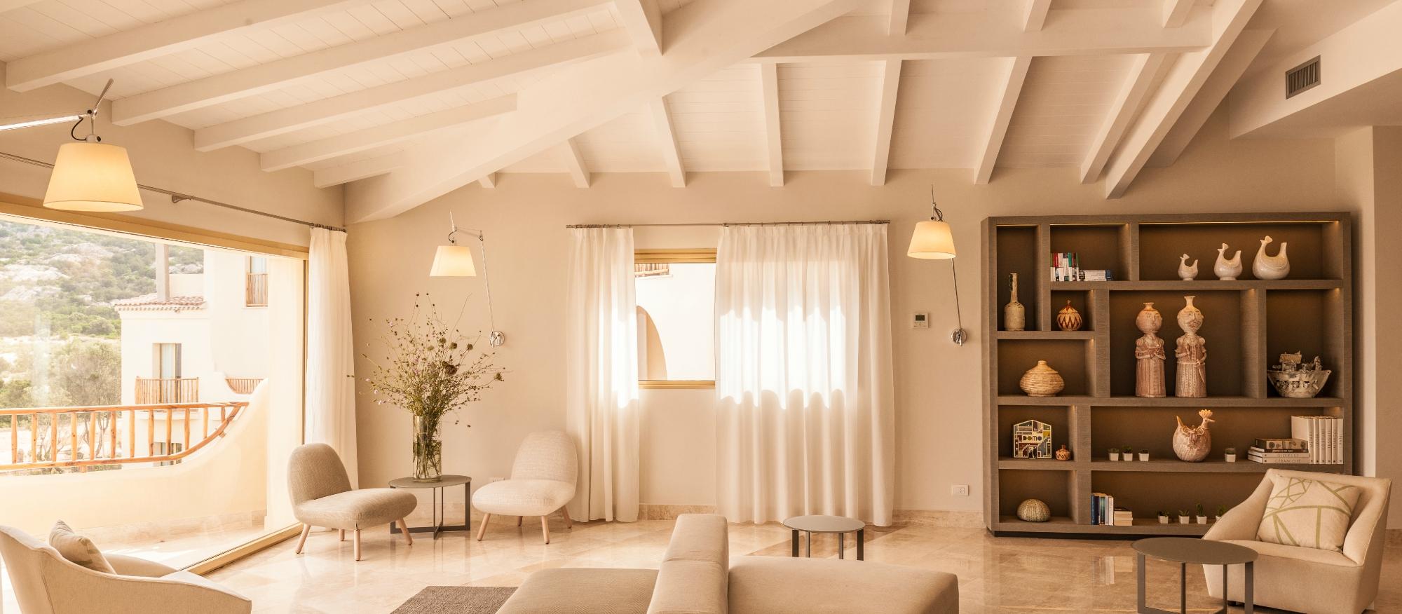 Elegants numurs viesnīcā Cala Cuncheddi ar skatu uz dārzu.