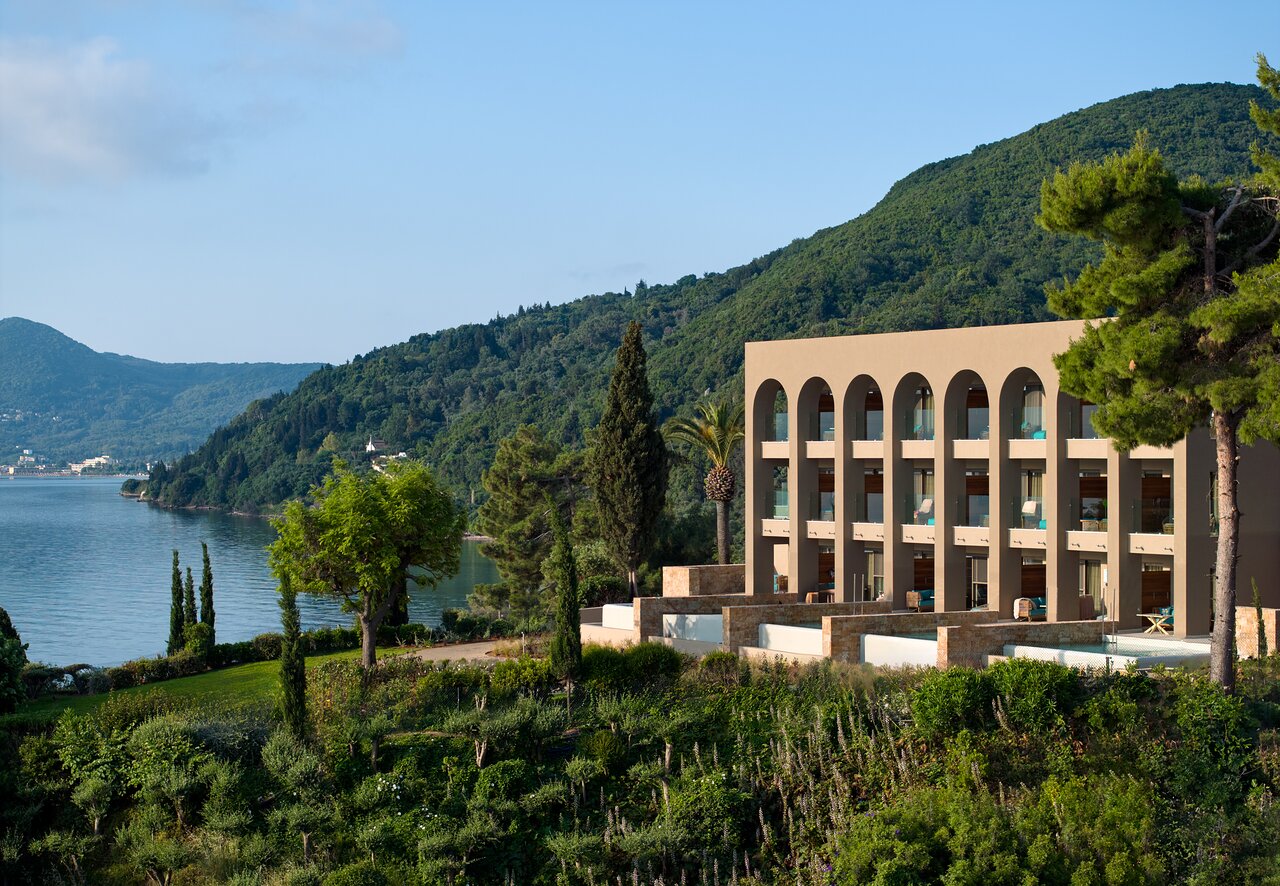 MarBella, Mar-Bella Collection ēka piekrastē ar skatu uz jūru un zaļojošiem kalniem.