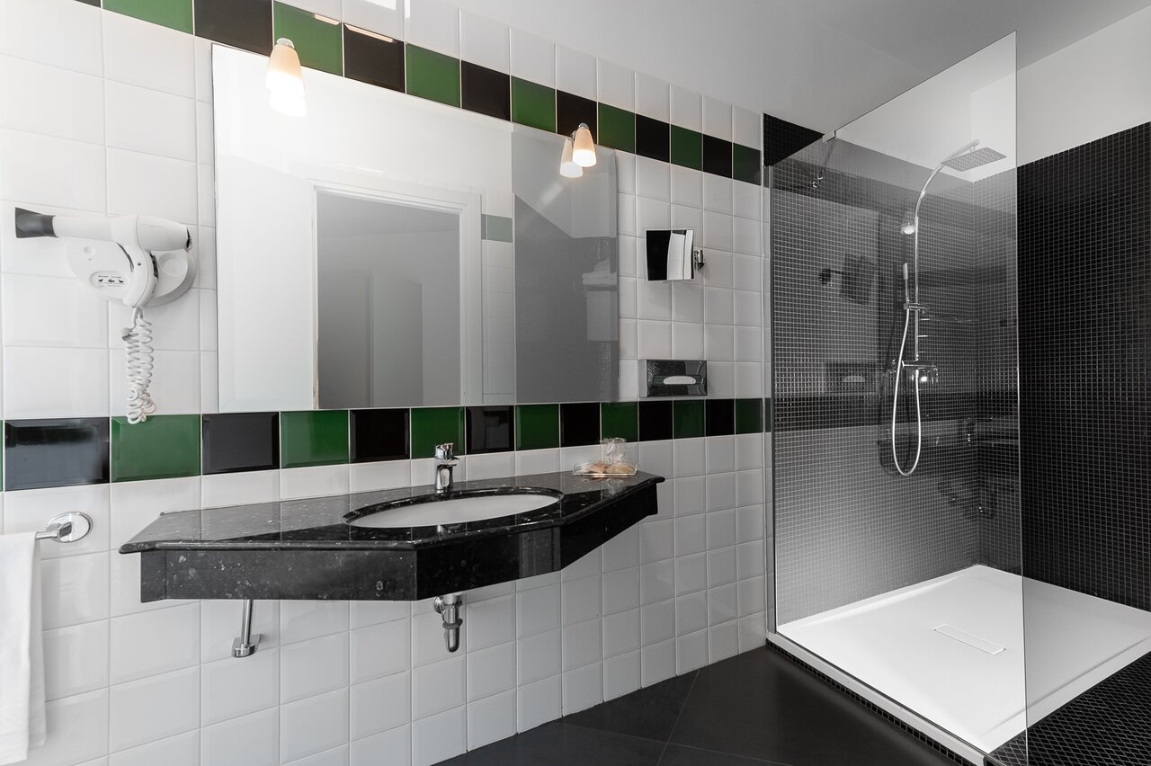 Rada Siri Hotel vannas istaba ar modernu interjeru