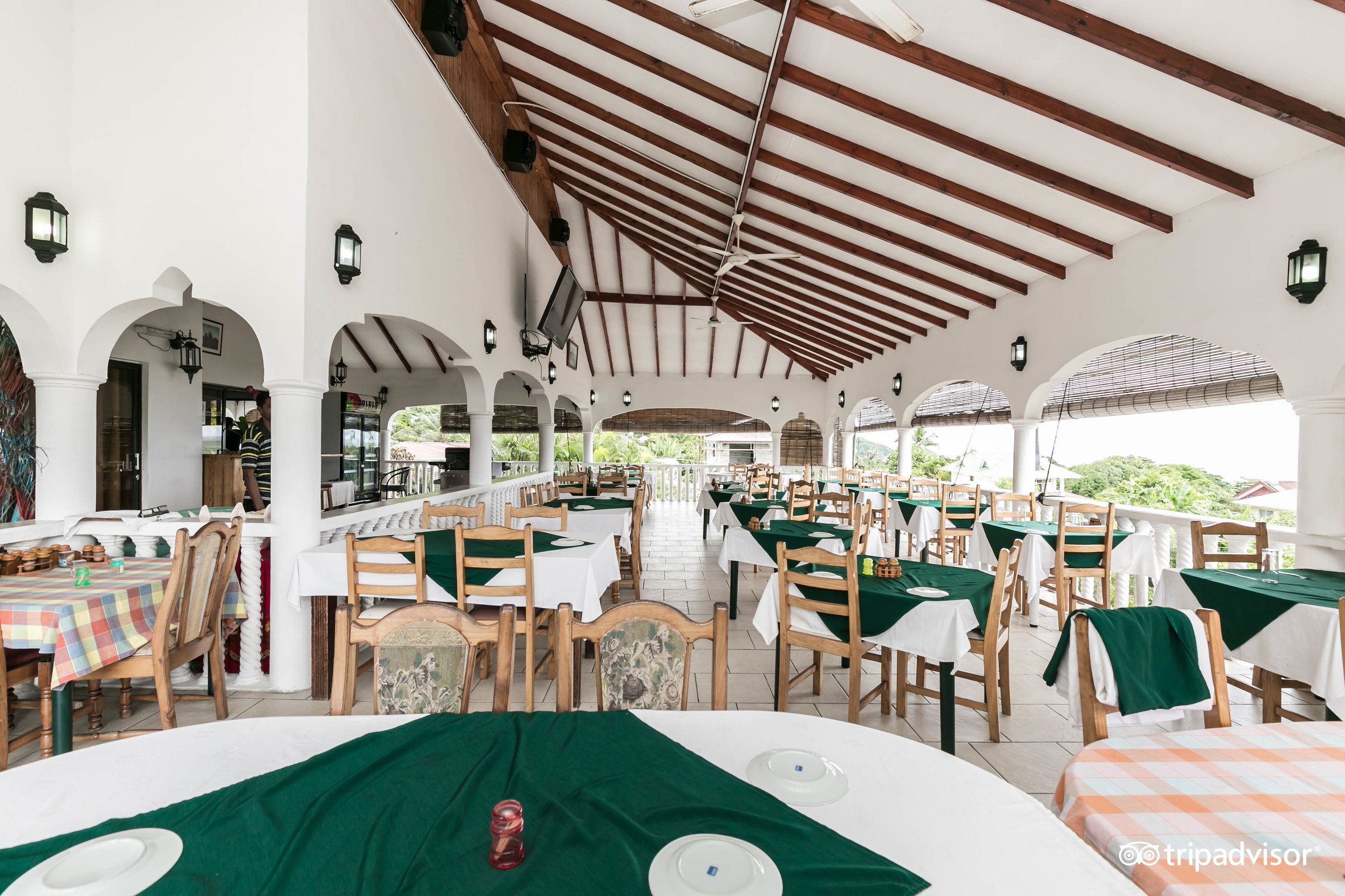 Casadani restorāns ar skatu uz dārzu