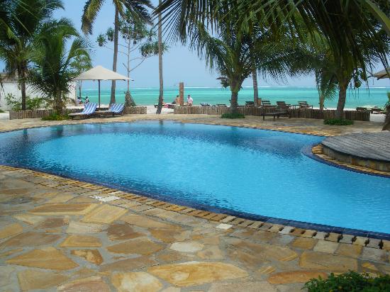 Sultan Sands Island Resort baseins pie tropiskās piekrastes.