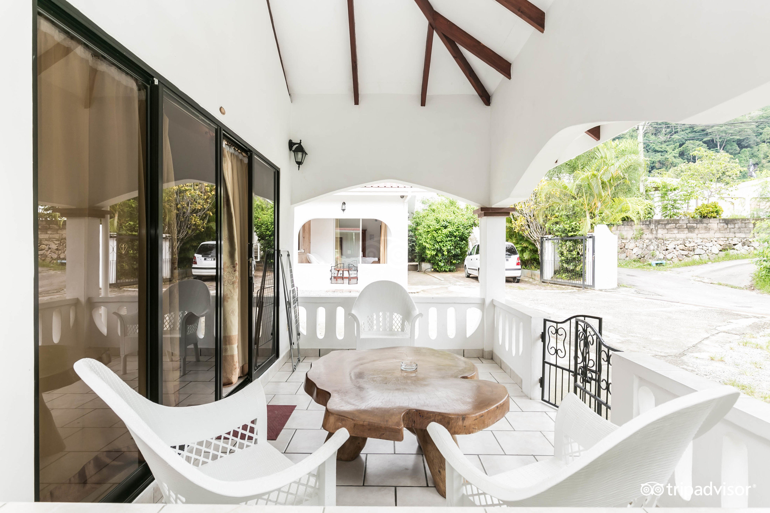 Casadani viesnīcas terase ar skatu uz dārzu