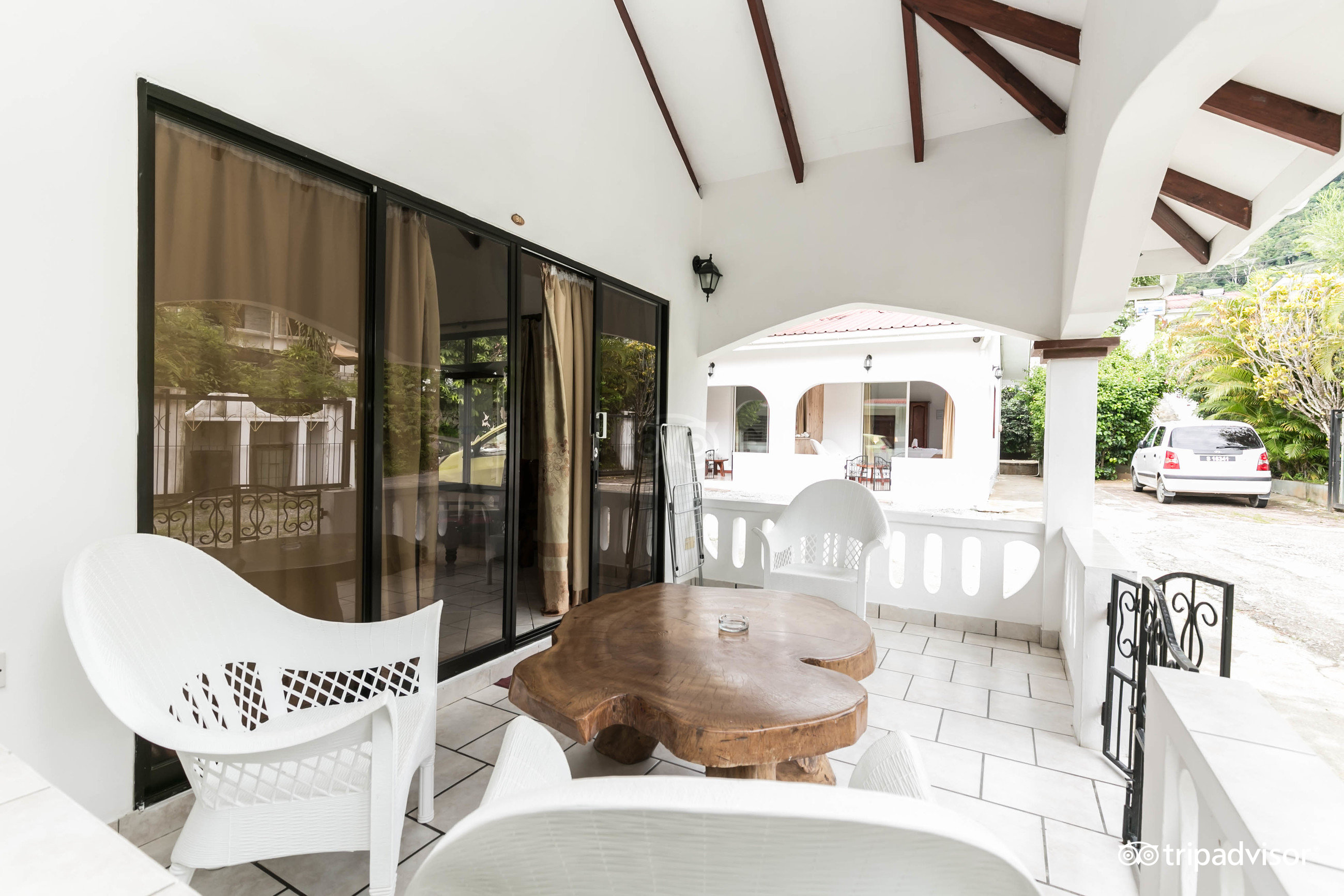 Casadani terase ar baltām mēbelēm un koka galdu