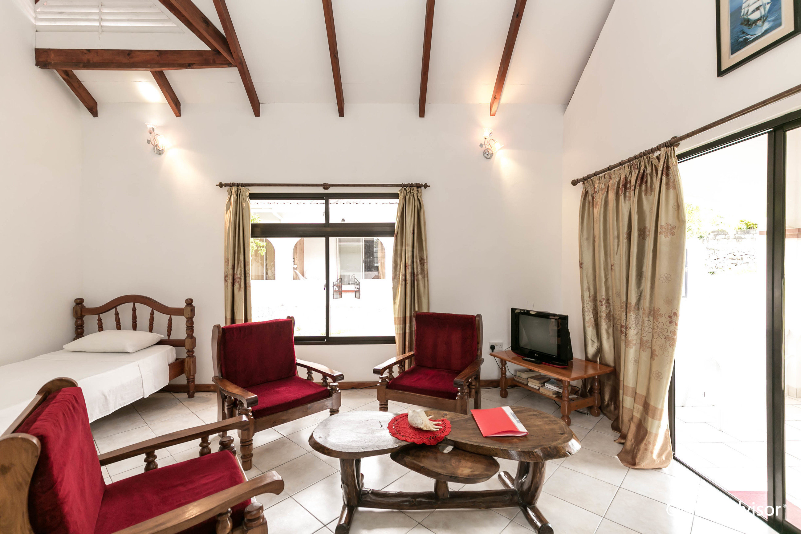 Casadani viesnīcas gaišs numurs ar tradicionālu mēbelējumu.