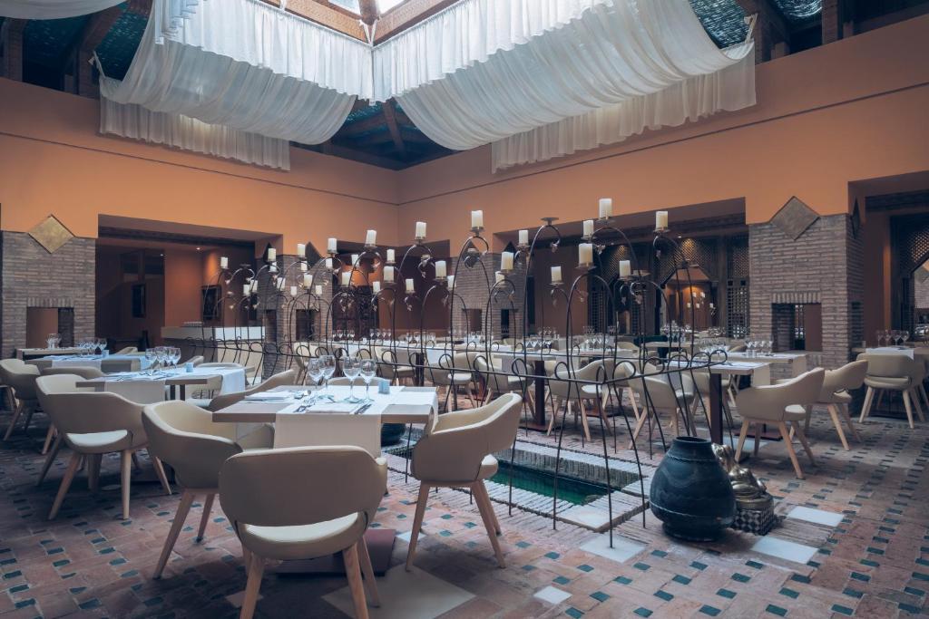 Mūsdienīgs restorāns ar elegantu iekārtojumu, kurā ir gaisīgas drānas pie griestiem un stilīgas galda kompozīcijas. Interjerā ir izmantoti siltie zemes toņi un tekstūras, radot patīkamu atmosfēru.