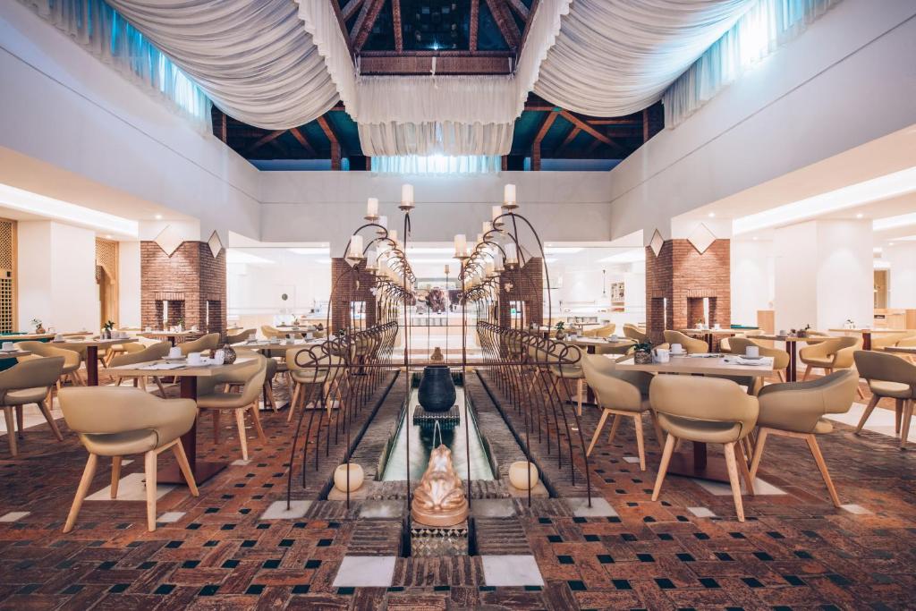 Mūsdienīgs restorāns ar elegantām mēbelēm un centrālo ūdens strūklaku, kas rada relaksējošu atmosfēru. Gaismas un telpas dizains sniedz patīkamu un viesmīlīgu sajūtu.
