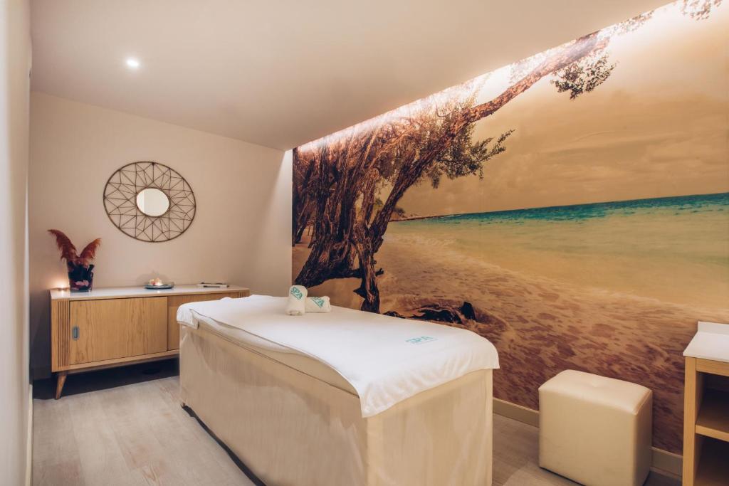 Relaksējoša spa telpa ar pludmales ainavu uz sienas, gaismu un mūsdienīgu dizainu. Ideāla vide atpūtai un atjaunošanai.