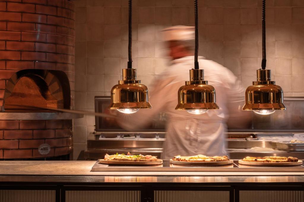 Pavārs gatavo ēdienus pie Helea Lifestyle Beach Resort