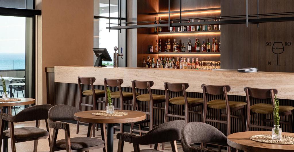 Elegantā bāra interjers Helea Lifestyle Beach Resort, kur var baudīt dzērienus piekrastē.
