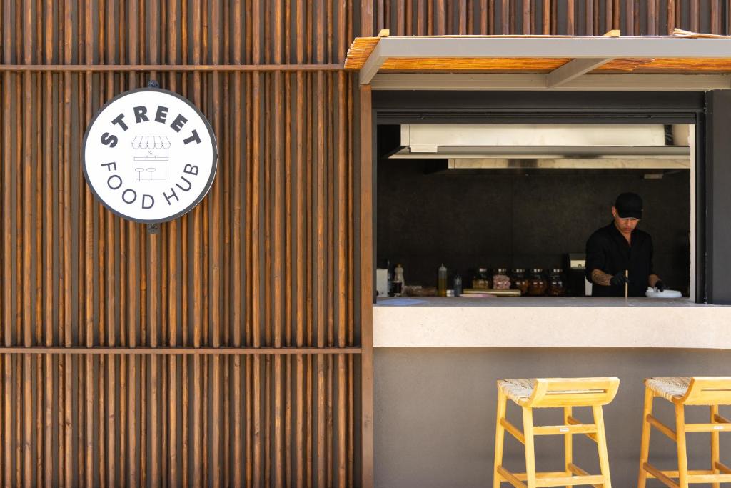 Street Food Hub pie Helea Lifestyle Beach Resort ar šefpavāru darbībā.