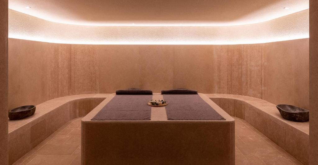 Spa telpa Helea Lifestyle Beach Resort ar masāžas galdiem un relaksējošu apgaismojumu.