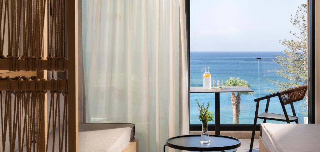 Skats no Helea Lifestyle Beach Resort numura uz jūru un terasi.