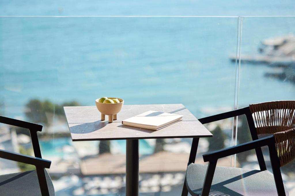 Skats no terases pie Helea Lifestyle Beach Resort ar galdu un augļiem.