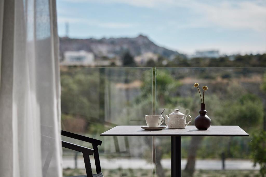 Balkona skats uz dabu ar tējas komplektu Helea Lifestyle Beach Resort