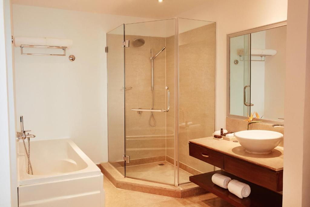 Mūsdienīgs vannas istaba ar dušu un vannu viesnīcā Steigenberger Makadi.