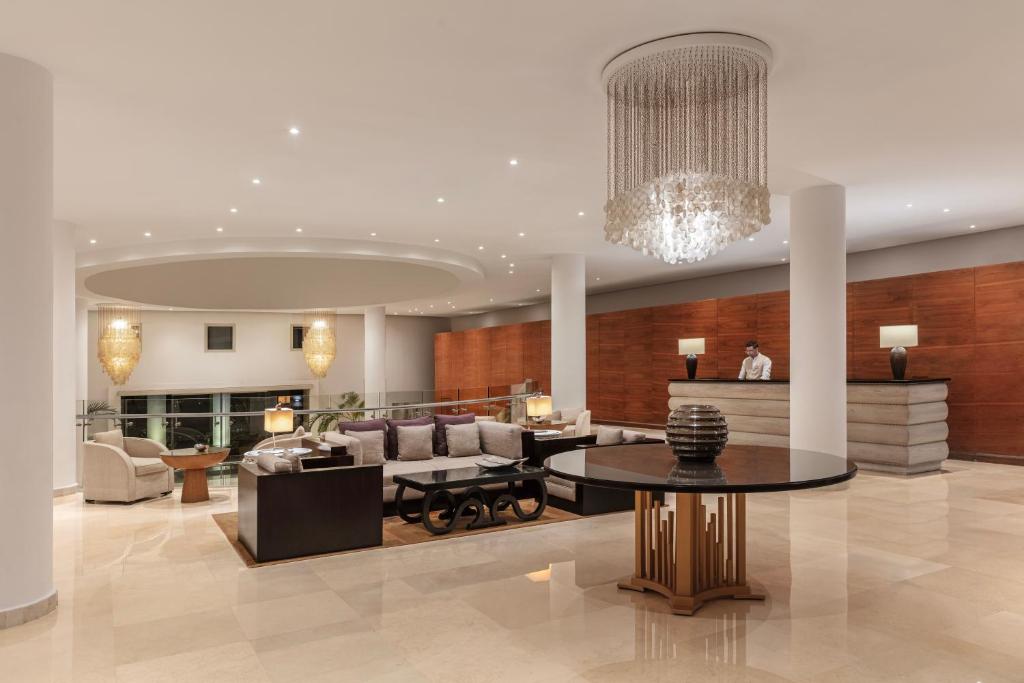 Steigenberger Makadi viesnīcas elegantā uzņemšanas zona ar modernu interjeru.
