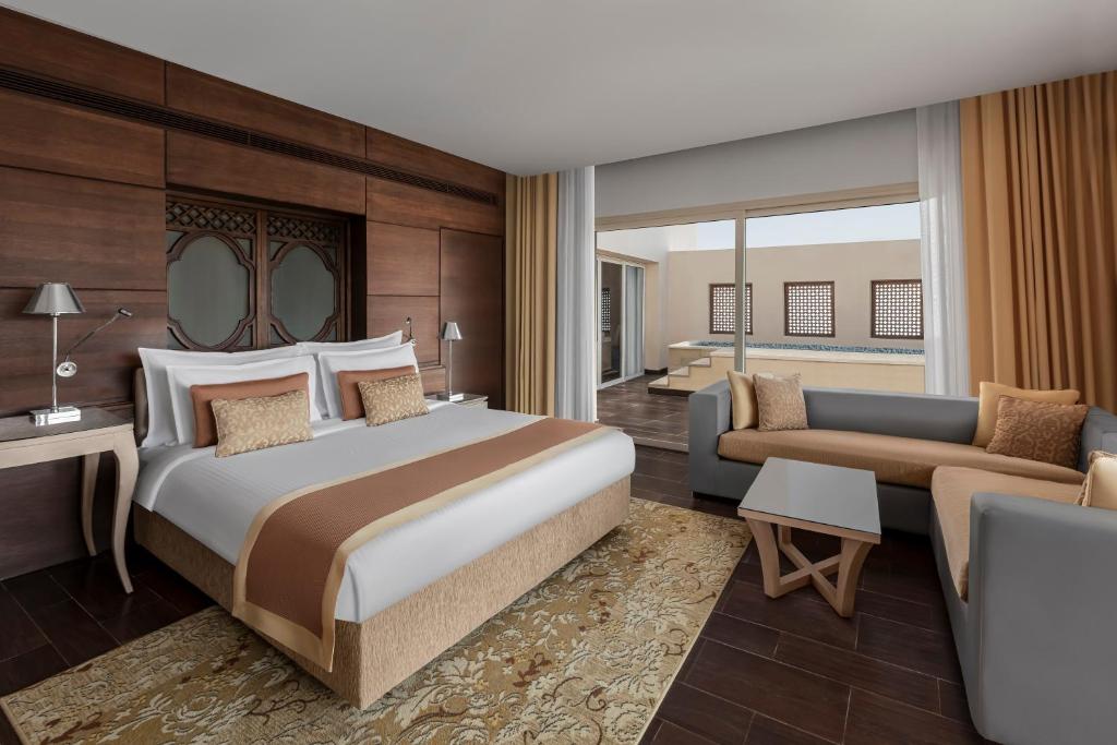 Luksusa numurs Steigenberger Makadi ar terasi un modernu dizainu.