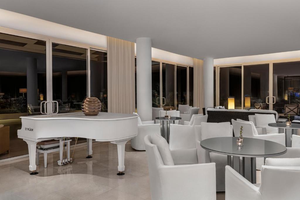 Eleganta balta klavieres Steigenberger Makadi modernā bārā.