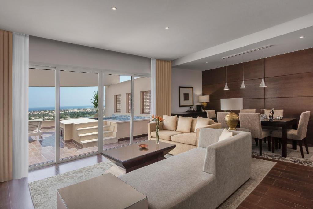 Greznas viesnīcas Steigenberger Makadi numurs ar terasi un skatu uz piekrasti.