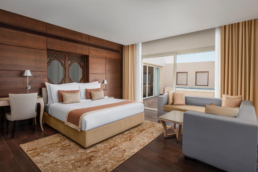 Mūsdienīgs numurs ar skatu uz terasi viesnīcā Steigenberger Makadi.