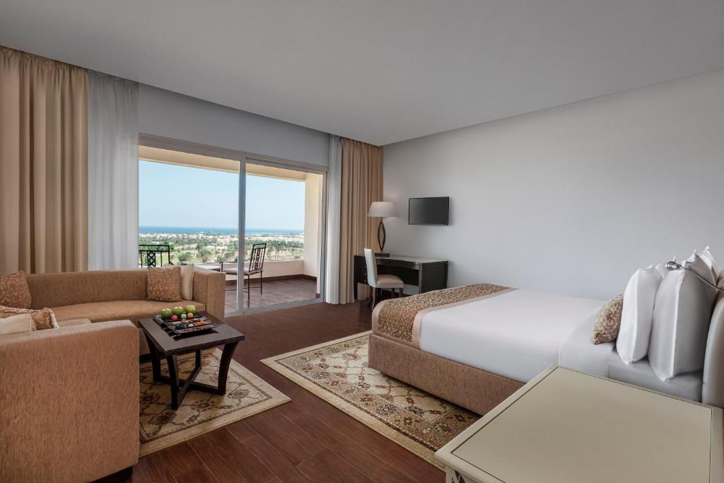 Steigenberger Makadi numurs ar skatu uz jūru un viesmīlīgu interjeru.