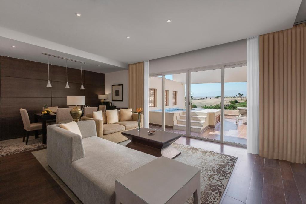 Mūsdienīgs viesnīcas numurs Steigenberger Makadi ar terasi un skatu uz piekrasti.