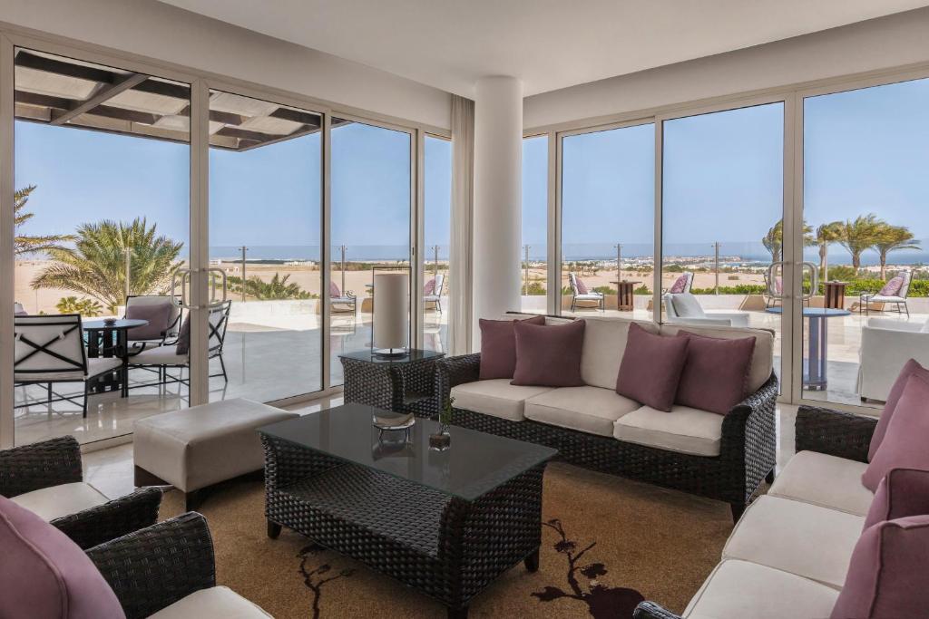 Mūsdienīgs viesnīcas Steigenberger Makadi atpūtas numurs ar skatu uz jūru