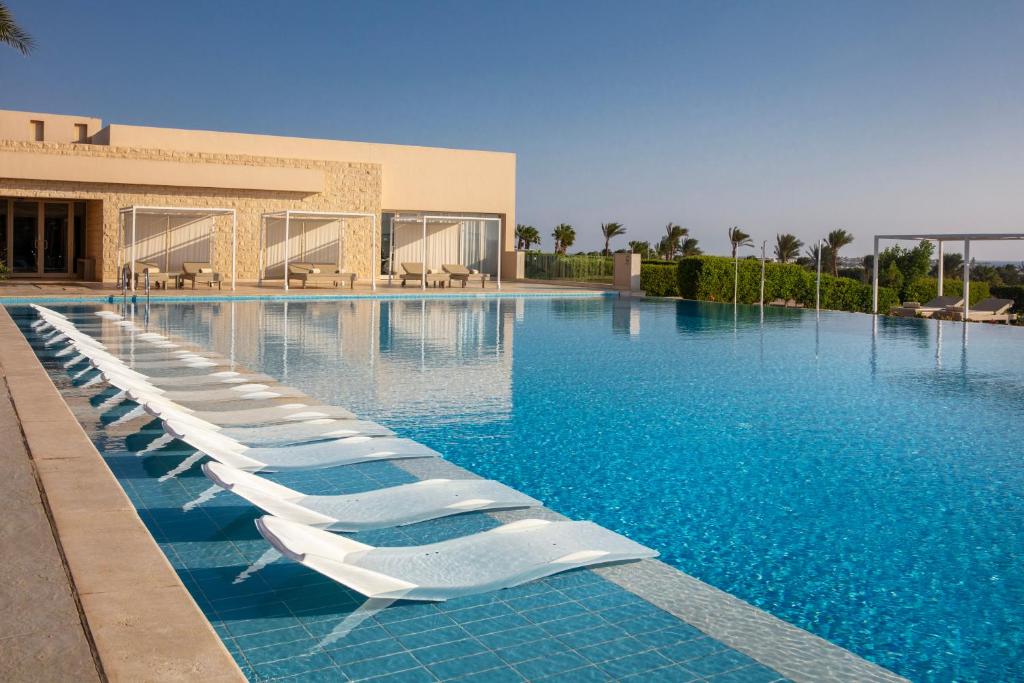 Steigenberger Makadi viesnīcas bezgalīgais baseins ar sauļošanās krēsliem