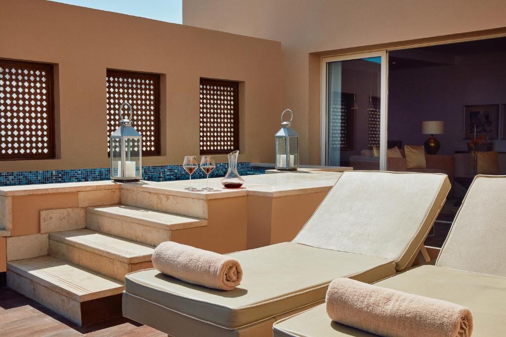 Atpūtas zona ar šezlongiem un baseinu Steigenberger Makadi