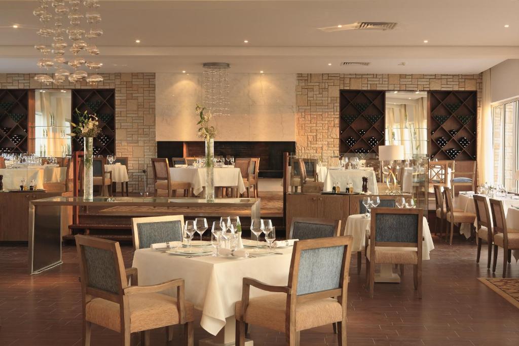 Eleganta restorāna iekārtojums Steigenberger Makadi ar galdiem un vīna plauktiem.