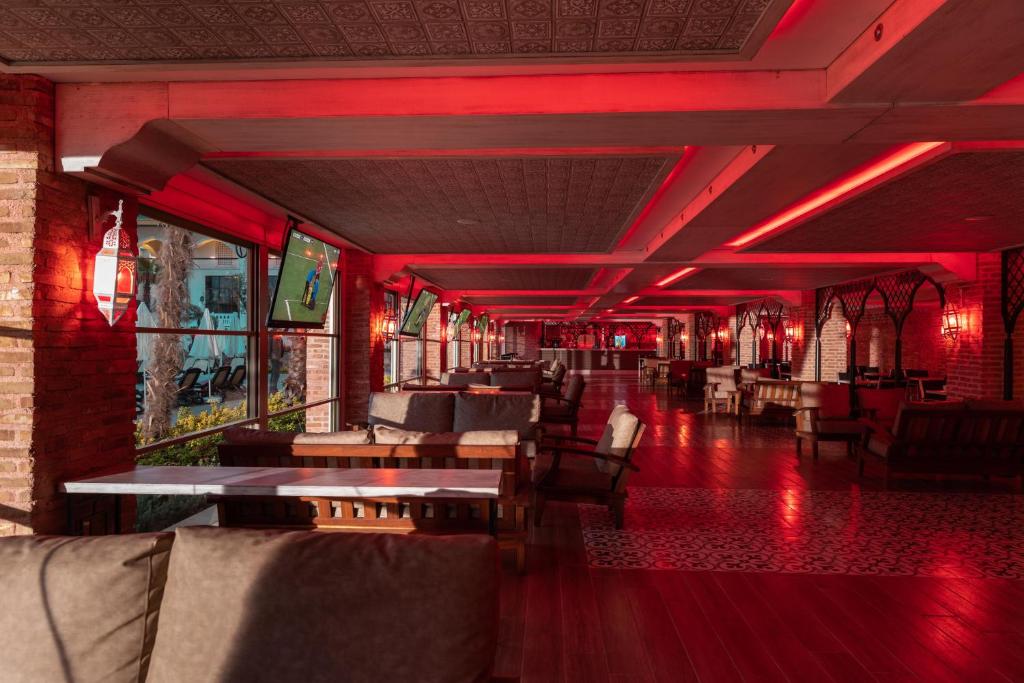 Swandor Hotels & Resorts Topkapi Palace moderns bārs ar sarkanu apgaismojumu