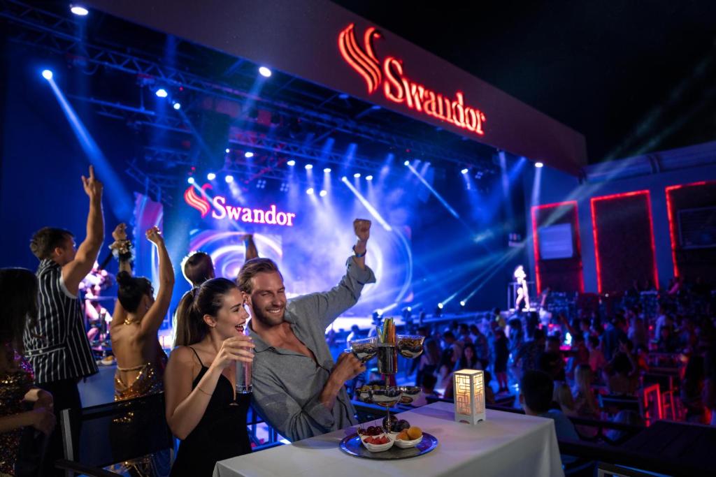 Svandor viesnīcas izklaides pasākums ar pāri, kas svin