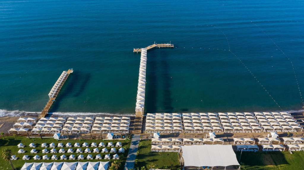 Skats uz pludmali un piestātni pie Swandor Hotels & Resorts Topkapi Palace.