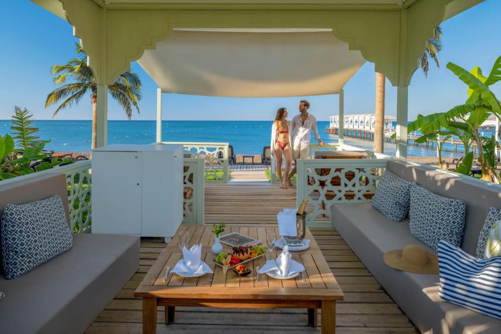 Romantiska skatu uz jūru no Swandor Hotels & Resorts Topkapi Palace terases.