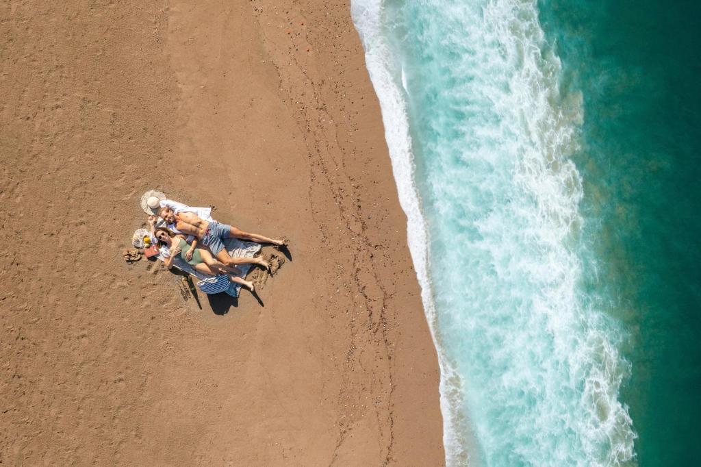 Pāris atpūšas pludmalē pie Swandor Hotels & Resorts Topkapi Palace