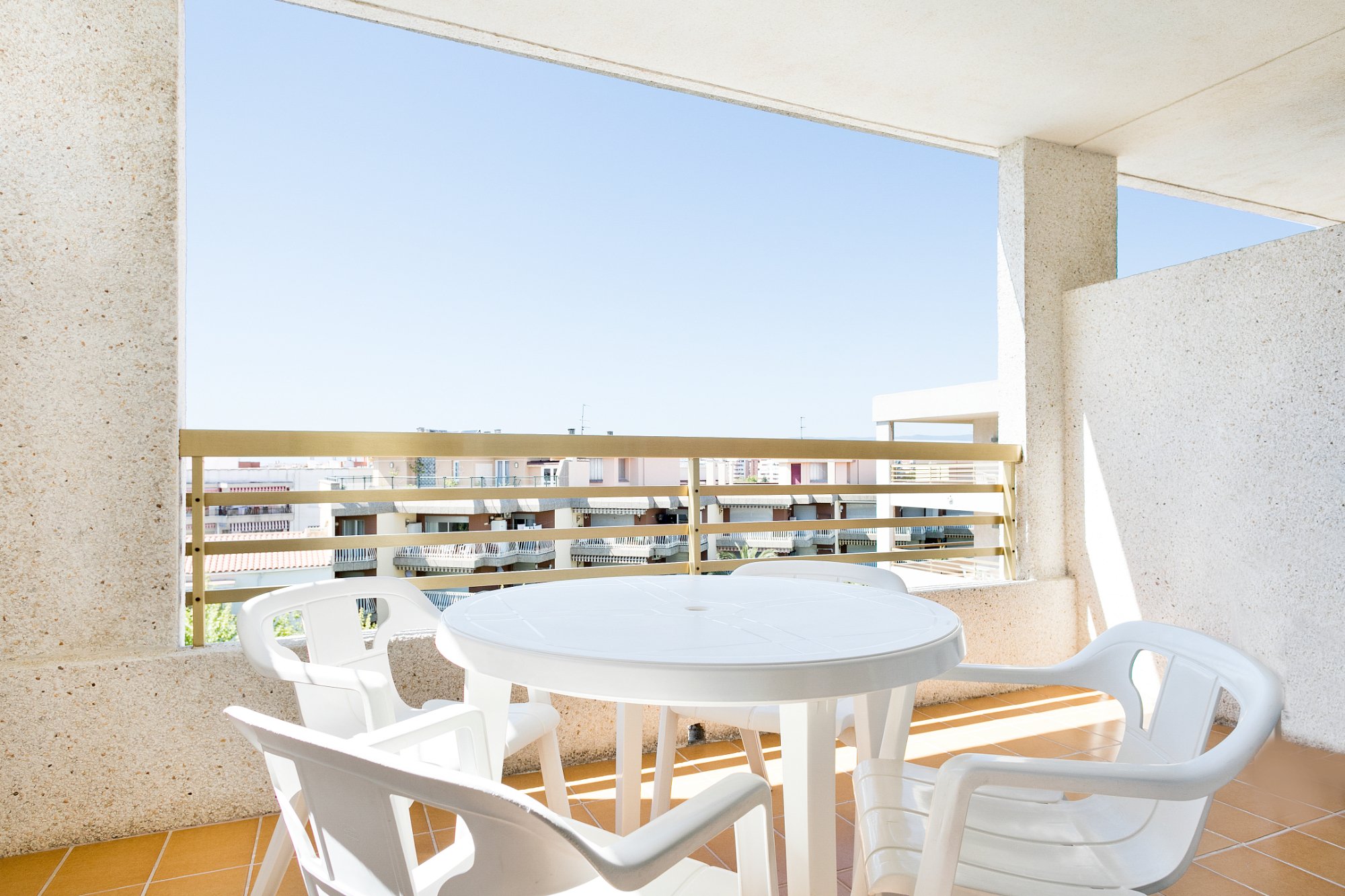 Plašs numura balkons ar āra mēbelēm viesnīcā Best Da Vinci, ideāli piemērots atpūtai saulē.