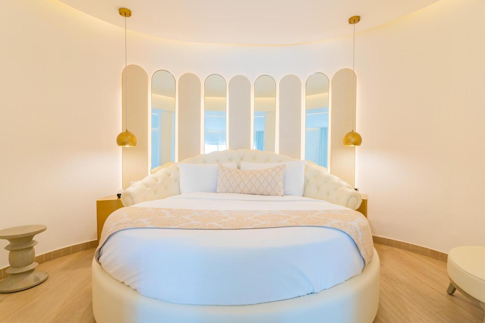 Grand Bavaro Princess luksusa numurs ar unikālu apaļas formas gultu un elegantu apgaismojumu Punta Kanā