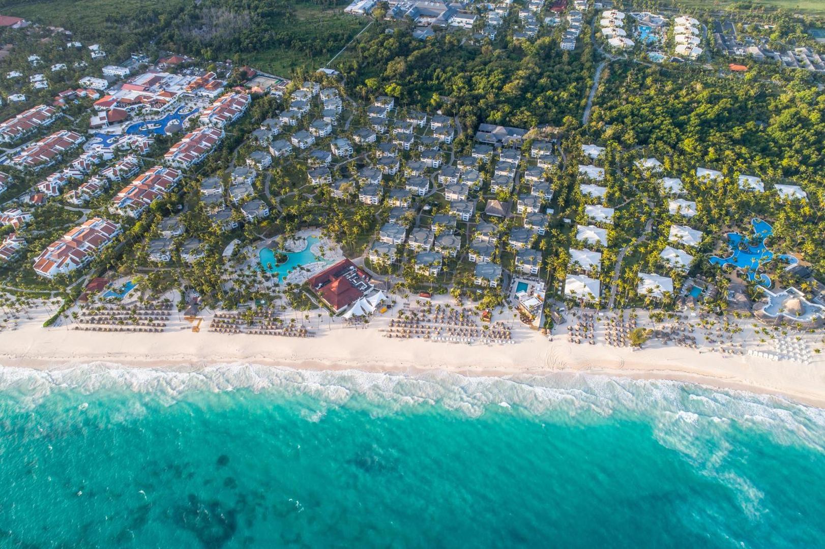 Grand Bavaro Princess All Suites, Spa & Casino aerofoto uzņēmums no putna lidojuma Punta Kanā, Dominikānas Republikā — plaša kūrorta teritorija pie tirkīzzilas jūras