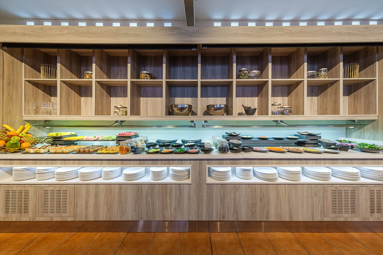 Oassium Hotel - Adults Only restorāna bufete ar svaigiem augļiem, desertiem un dažādām uzkodām