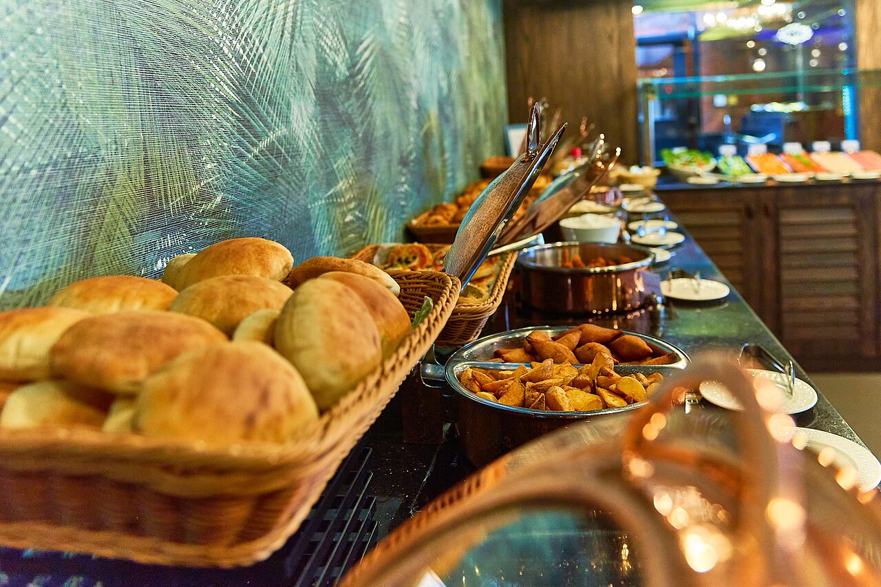 Rose Park Hotel Al Barsha brokastu bufete ar dažādiem ēdieniem.