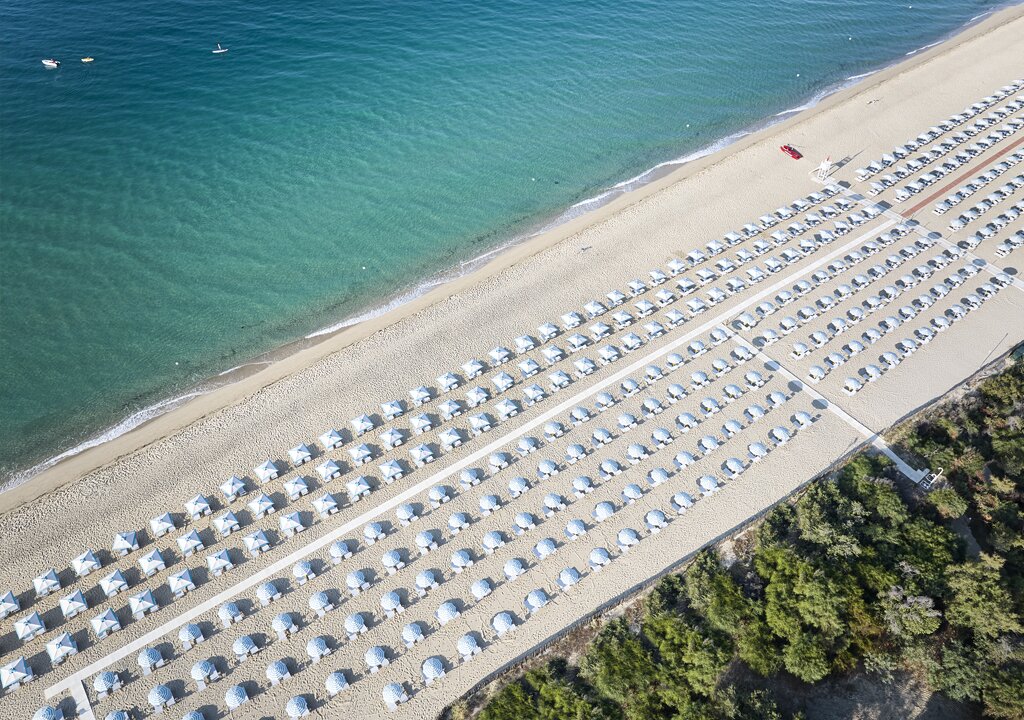 Pludmale ar saulessargiem pie Serene Resort