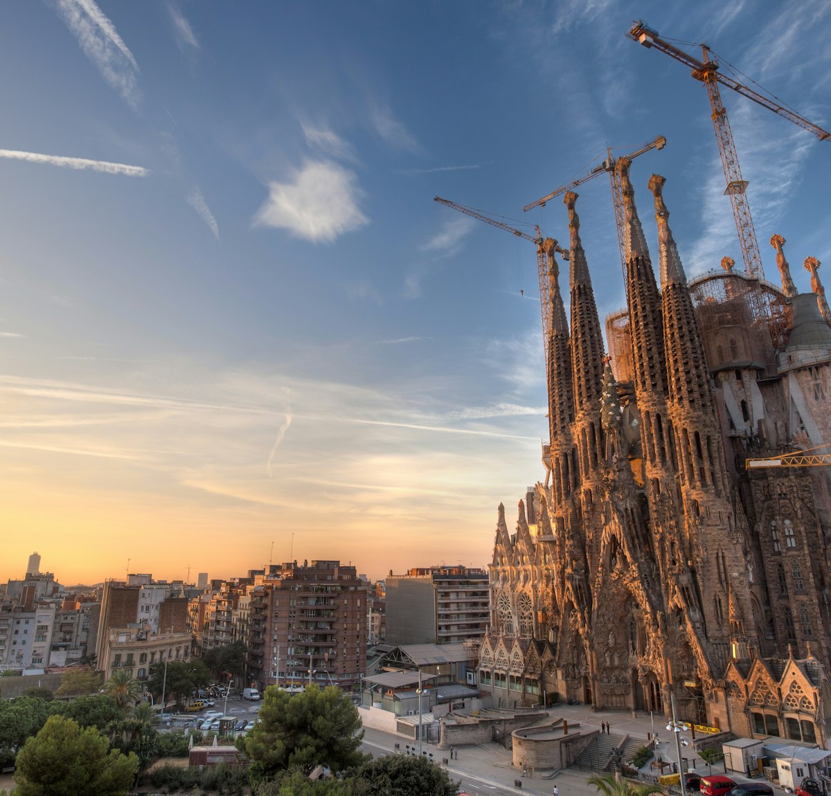 Sagrada Familia Barselonā – iespaidīga arhitektūra saulrietā Vanilla Travel kruīzā