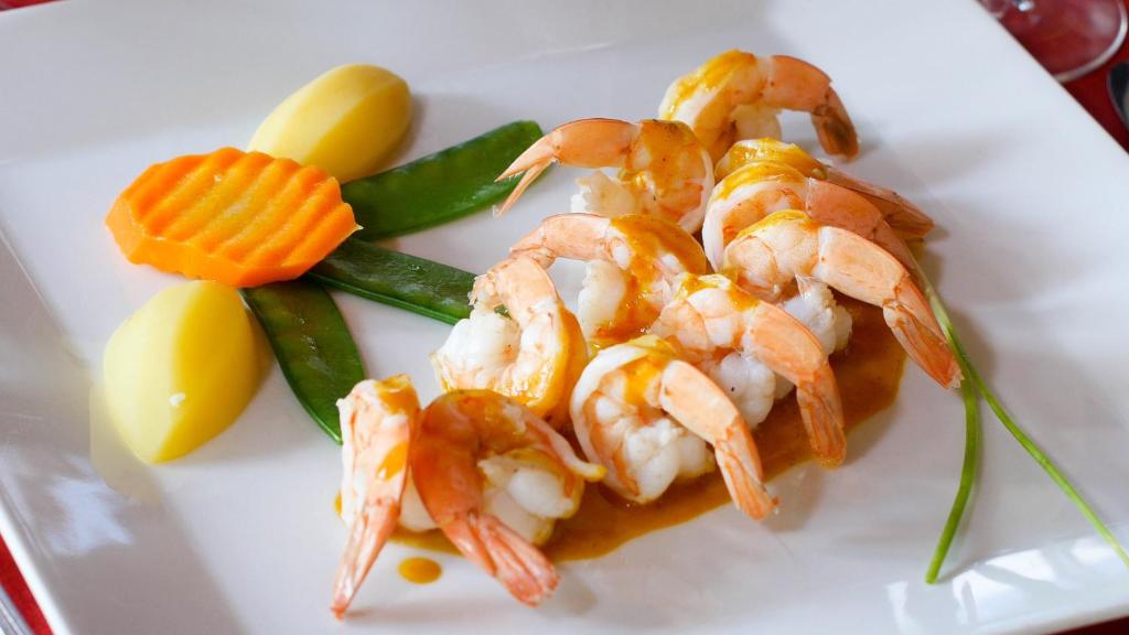 Svaigu garnelēm pievienoti dārzeņi un kartupeļi, kas pasniegti elegantā šķīvī ar krēmīgu mērci. Ideāla izvēle gaumīgām vakariņām.