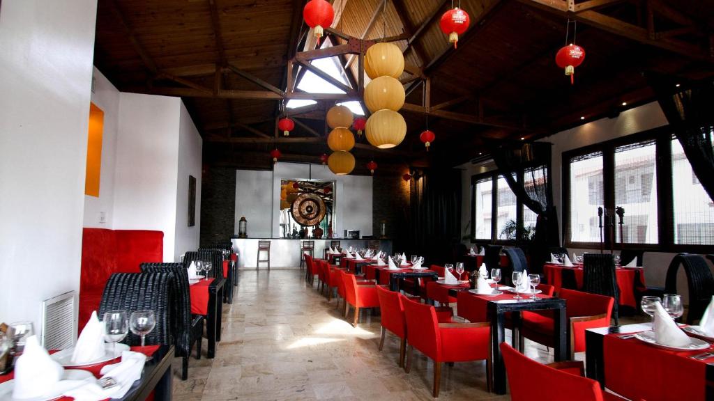 Moderns restorāns ar sarkaniem krēsliem un elegantu interjeru, kas rotāts ar ķīniešu laternām un koka griestiem. Ideāla vieta, lai baudītu vakariņas vai svinības.