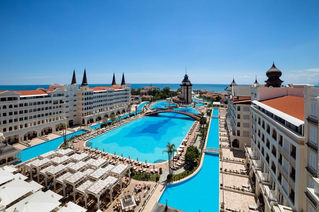 Panorāmas skats uz Titanic Mardan Palace un baseinu piekrastē