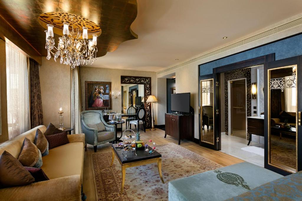 Eleganta viesnīcas numura interjers Titanic Mardan Palace ar greznu apgaismojumu.